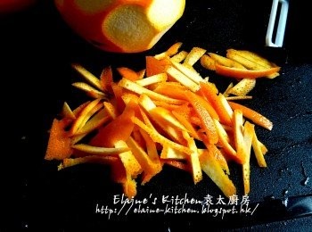 step3: 將1個橙的橙皮刨去切絲(注意不要刨到白色部份)