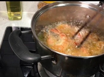 step5: 準備半枝菜油，溫度燒至150度-160度，並將醃好的蝦放入油鑊中，炸大概1.5 -2分鐘即可瀝起