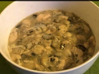 step1: 首先將生蠔仔洗淨瀝乾備用。
將生蠔倒在沸水中汆水約1-2分鐘，然後取出放在一旁備用。