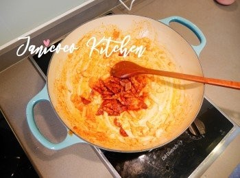 step11: 加入西班牙臘腸碎煎香。
