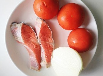 step1: 先準備好三歀材料，並把紅三文魚提早解凍