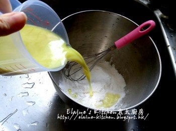 step4: 將糯米粉放入大碗內 , 先加一半薑汁拌勻