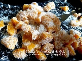 step11: 再每面平均沾上椰絲即可