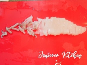 step4: 魷魚處理乾淨後切圈。