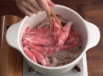 step4: 接著放入火鍋肉片炒至半熟。