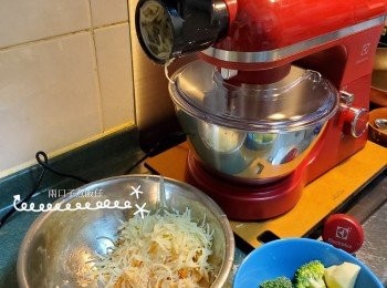 step1: 薯仔和甘筍去皮刨絲，西蘭花放入熱水中煮3分鐘，取出用廚紙吸乾水份，切碎備用