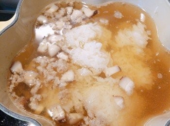step8: 湯底放入冬菇和肉碎，並去除浮面泡泡，再加入冷飯略滾。