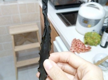 step1: 昆布用乾毛巾/紙巾輕輕掃開表面灰塵(切勿大力擦走表面白色粉末,這是鮮味來源); 魚乾用手除去頭部和肚腸部份, 用水沖過後, 跟昆布一起放入煲內, 倒入八碗清水, 浸兩小時