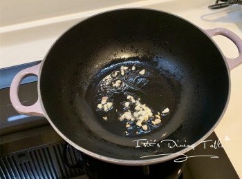 step7: 鍋熱下油，中火爆香蒜頭碎，紅蔥頭碎
