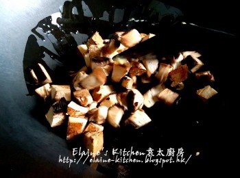 step9: 最後鑊中加入菇粒及牛油用慢火拌炒至菇發出香味及軟身拌湯飲即可