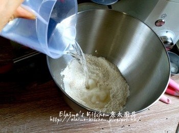 step2: 中筋麵粉放入器皿內 , 加少許鹽 , 糖及酵母粉拌勻 , 再加入水拌勻至糰狀