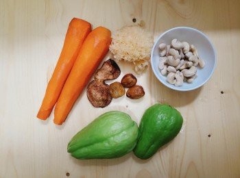step1: 佛手瓜紅蘿蔔分別去皮切件、雪耳浸洗、蜜棗腰果洗淨、陳皮浸軟去囊；
煲內加入水，將所有材料放入煲滚轉小火煲1小時