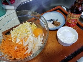 step1: 將1/3條甘筍及4粒馬蹄切絲,1條粟米拆粒,雞蛋1個,1磚硬豆腐,加入麵粉5湯匙,砂糖1茶匙,香菇粉1茶匙,鹽半茶匙,麻油1茶匙拌勻