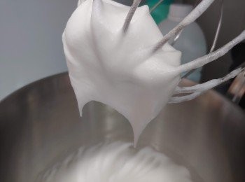 step3: 蛋白放進打蛋器， 分三次加入砂糖打至企身尖峰狀