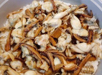 step7: 再將已炒熟的田雞冬菇絲和薑絲鋪上，蓋上蓋續煮約10分鐘煮至米飯熟透。