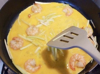 step4: 即轉最細火，倒入蛋漿，一開始時不要翻動，待感到蛋液周圍開始凝固再用鍋鏟快手劃圈圈將蛋炒散。