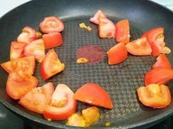step7: 輕炒一半蕃茄