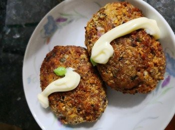 step3: 用氣炸鋪上錫紙，掃上黑麻油放上肉餅以200度火焗20分鐘（中間抽出反一次面續炸）後取出唧上蛋黄醬及青芥末便可享用