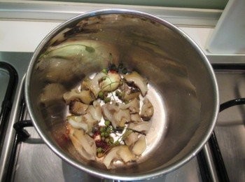 step3: 取小鍋子,放入蒜碎,鮮花椒,酒及郫縣豆瓣醬煮滾出香氣,續放入步驟1的角赤旋螺肉片拌勻.