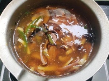 step6: 煮滾後中火再煮約3分鐘後加入老抽