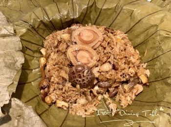 step11: 把炒飯放入已鋪平的乾荷葉上，包好，開囗向上