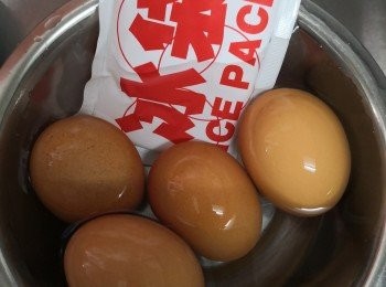 step2: 關火後立刻倒走沸水將蛋浸入冰水內快速冷却到不熱為止