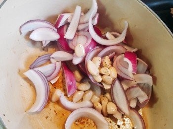 step3: 在原鍋下洋蔥和蒜粒炒約2分鐘。