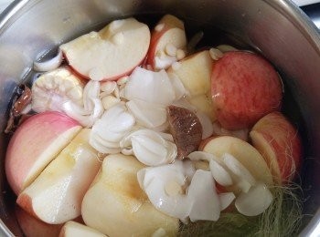 step2: 將所有材料凍水落煲約1.5-2小時便成，用高壓煲則煲約15分鐘，喝前再大滾5分鐘落鹽便成。