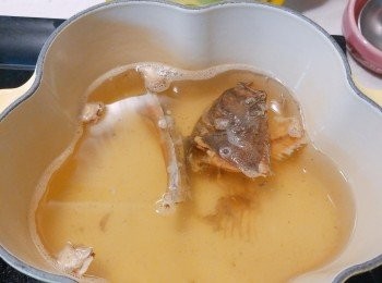 step5: 將魚頭、魚尾、魚骨加清水和冬菇水下鍋煮約15分鐘。