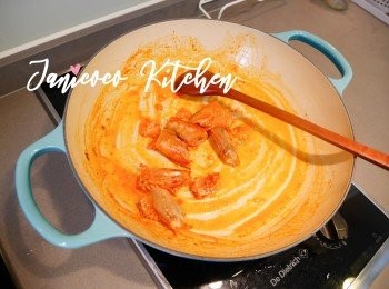 step8: 下油開鍋，加入蝦頭煎香，同時用工具按壓蝦頭擠壓蝦膏和蝦汁，大約煎5分鐘。