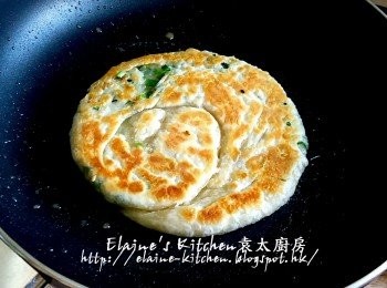 step10: 鑊中加少許油燒熱 , 放入麵糰用慢火慢慢煎至兩面金黃色即可