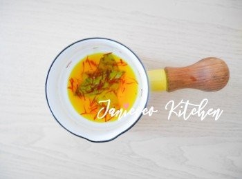 step2: 把一撮番紅花和香葉泡水。