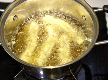 step8: 炸豬扒
加入大約半枝菜油，油溫160度左右可放豬扒，大約2分鐘瀝起