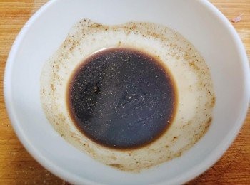 step3: 將適量胡椒粉倒入小碗內，倒入陳醋攪勻備用