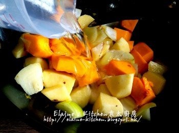 step3: 加入800ml熱水及月桂葉拌勻