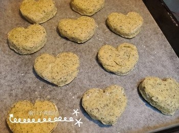 step2: 倒出堆成一個2.5厘米高的濕麵團（底面灑上粉）, 用直徑5.2厘米的scone模壓出圓型小餅,把剩餘蛋液輕輕掃一層在餅的表面，放進焗爐焗12分鐘，取出搽一層燒烤蜜糖在餅的表面，再焗3分鐘即成。