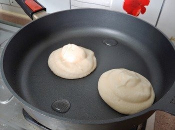 step8: 再在上面加些麵糊令班戟厚一些； 同時在鑊兩邊各加進1湯匙水
