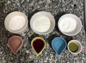step2: 量好每種顏色湯圓的糯米粉和水的用量；