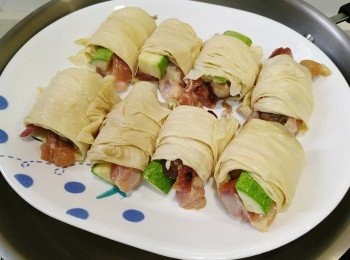 step7: 8個捲好放碟再以中火隔水蒸15分鐘