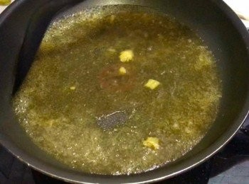 step9: 煮醬汁
先混和吉士粉及熱水備用，並煮滾早前調好的橙汁，最後加入吉士粉水，煮至合適杰度就可以