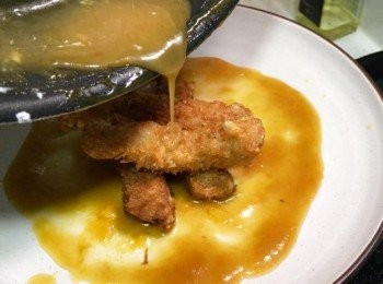 step10: 淋上醬汁及完成
（youtube會更詳盡顯示每一個製作過程）