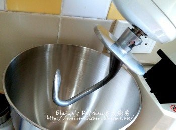 step1: 廚師機換上製作麵糰的工具