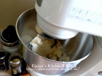 step3: 廚師機調較1度打成麵糰 , 取出麵糰再略略搓成光滑麵糰
