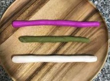 step8: 將揉好的糯米糰搓成長條狀，並用保鮮膜蓋起來防止變乾；