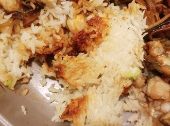 step9: 少許焦而不燶的飯焦，配以精選配料及煲仔飯豉油，令煲仔飯美味又鮮香。