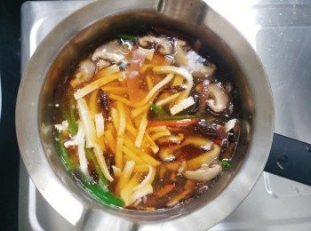 step5: 煮滾後中火再煮約3分鐘後加入老抽