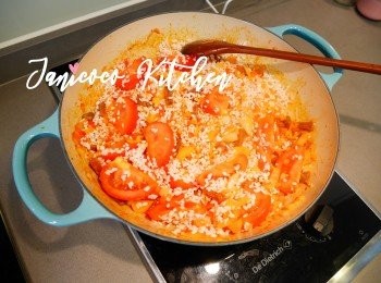 step14: 加入米，輕輕拌勻。這時米和水應該剛好拌成濕米，用工具撥開米的時候不見有任何水跡。