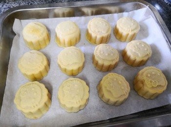 step1: 先做饀的部份將牛油，糖，淡忌廉，椰奶煉奶蛋液拌勻後篩所有粉類的材料入內拌成糊狀 以中大火蒸15-20分鐘至熟為止放涼備用（可再搓入橙醬/咸蛋碎粒入熟吉士饀團內口感層次更豐富）