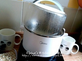 step2: 蓋上蓋按<蒸 / 煮>功能先煮滾 , 再將火力調低 , 時間調至1小時(如用明火 , 先用中火煮滾 , 滾後除去面上泡沫後拌一拌勻 , 再蓋上蓋轉慢火煲1小時 , 期間小心滾瀉)