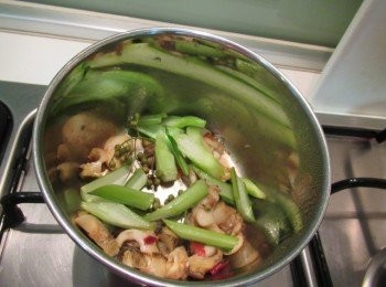 step4: 倒入昆布柴魚高湯與步驟1的蒸汁,再滾收乾到9分時放入步驟2,邊拌邊加熱,煮至收汁即可.